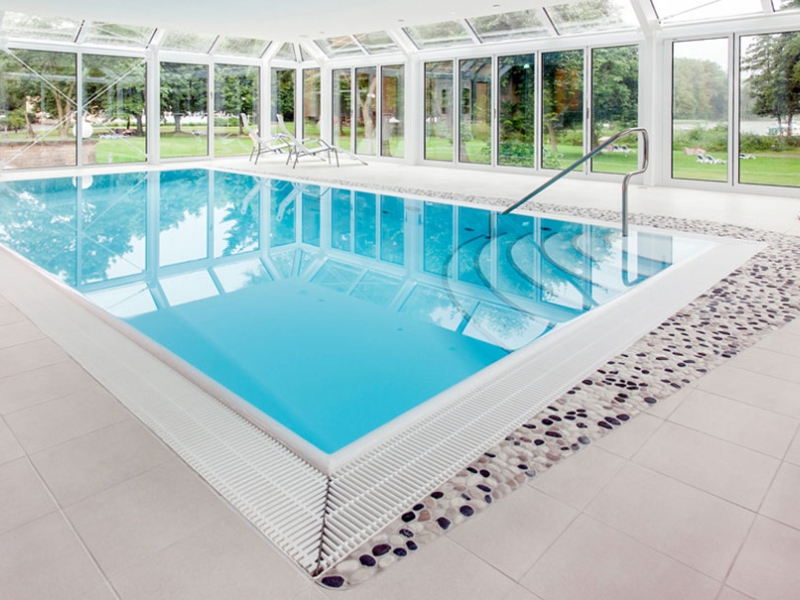 Anbau an ein Hotel - Schwimmbad mit Wellnessbereich in Schwerin